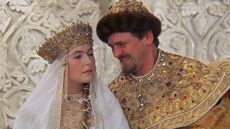 «Она не смогла перелезть через балкон»: как Гайдай обманул Крачковскую, и почему другие звезды «Ивана Васильевича» закончили жизнь трагически