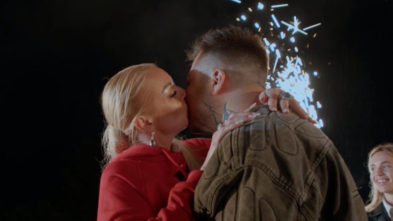 Пара слилась в страстном поцелуе