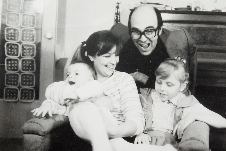 «Наша любовь с Ольгой была встречей двух совершенно не похожих друг на друга существ. Я встретил, не сразу даже как следует разглядев, свой единственный идеал — женщину холодноватую внешне, но страстную внутри, безупречно моральную, чистую, хотя и с некоторой такой назидательностью и мудростью, которая никому из нас не была нужна», — говорил Левитин