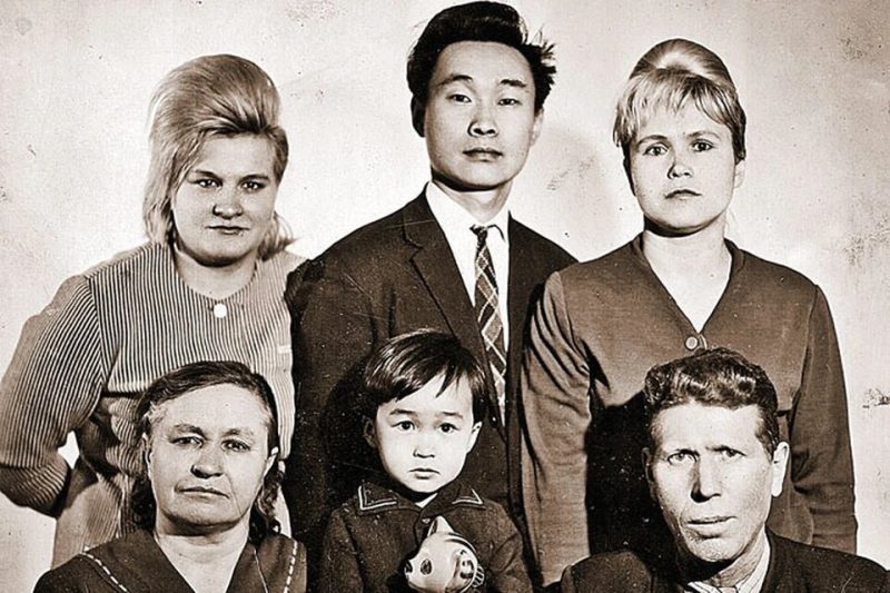 На семейном фото в первом ряду маленький Витя Цой рядом с бабушкой и дедушкой. Во втором ряду стоят тетя (сестра мамы), отец Роберт Максимович и мама Валентина Васильевна Цой.