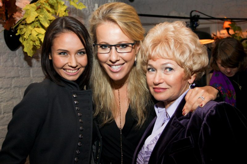 От 'Мерседеса' до венчания: тернистый путь Ксении Собчак к женскому счастью