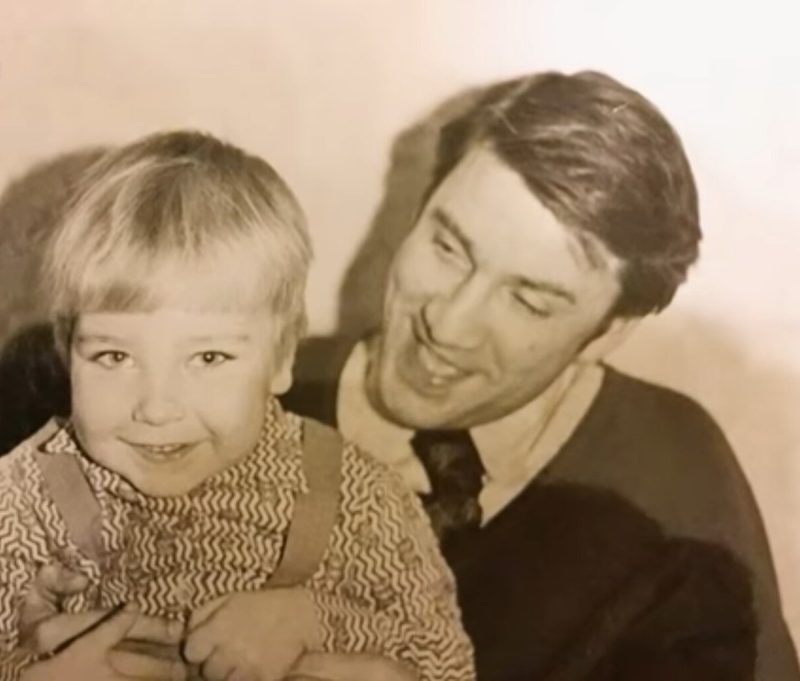 «Актёр — это диагноз»: как смерть отца и поэта-убийцы повлияли на Кирилла Гребенщикова, и почему он прячет семью от публики