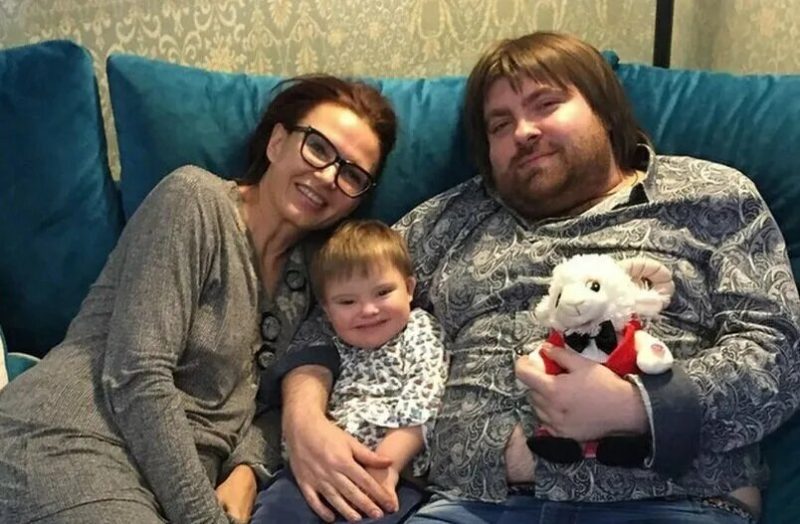 «Он устал от меня, но не от сына»: что стало с продюсером, который бросил Эвелину Блёданс, и как выглядит его новая семья