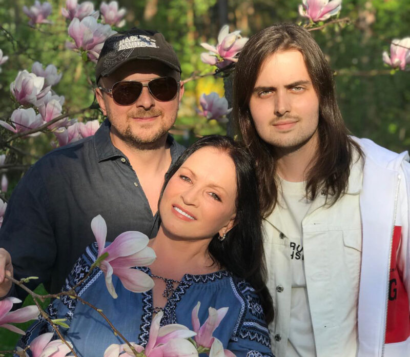 «Я был вынужден покинуть страну»: как внуки Софии Ротару сбежали из Украины и теперь купаются в роскоши за границей