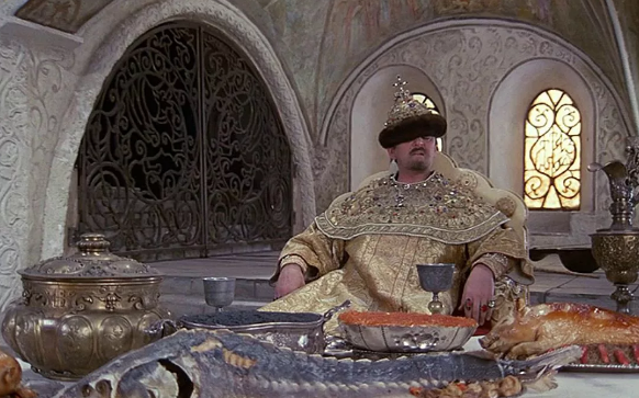 «Ложка прилипла к языку, а лук был вместо яблок»: что приходилось есть актёрам в культовых фильмах СССР?