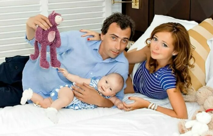 Её обвинили в «пиаре на смерти ребёнка»: почему отец дочери Елены Захаровой выгнал ее из дома через две недели после трагедии