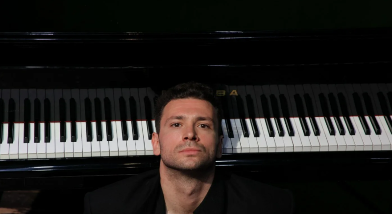 Увёл из-под венца и счастлив 25 лет: как выглядит жена и чем занимаются дети Антона Хабарова?