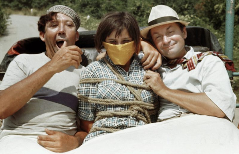 Тайны новогодних огоньков: кто споёт, а кто сбежал?