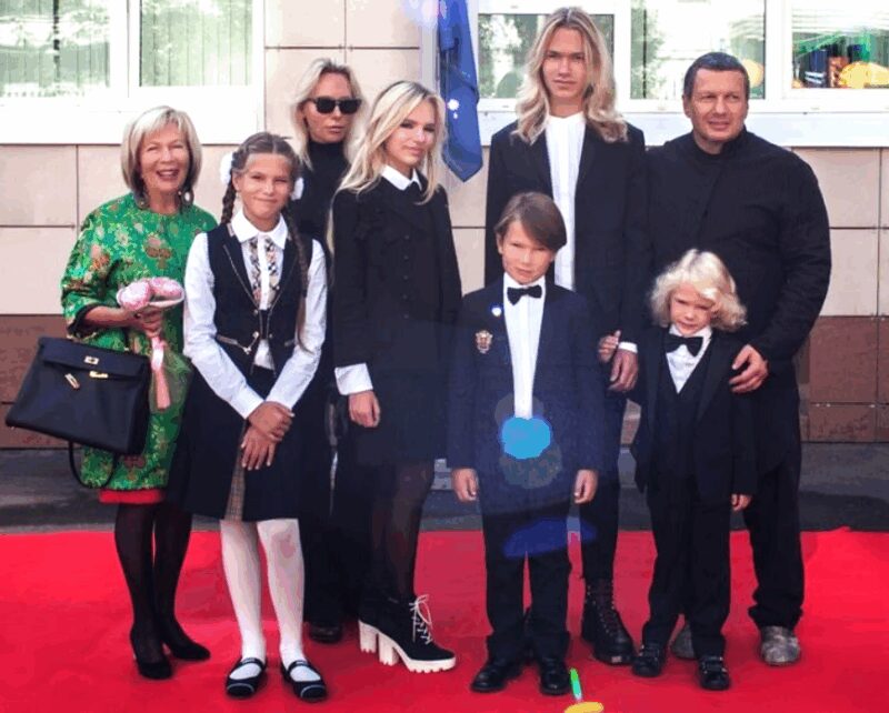 «Он не просто бунтарь, а творческая личность»: почему сын Владимира Соловьева живет в Лондоне и красит ногти в черный