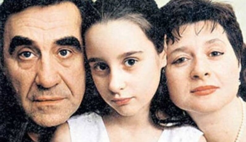 «Он спрашивал: “Хочешь погулять?” Я отвечала: “Да”. А он говорил: “Иди погуляй”»: как любовь 76-летнего Анатолия Васильева к красавице Градовой разбила сердце будущей жене