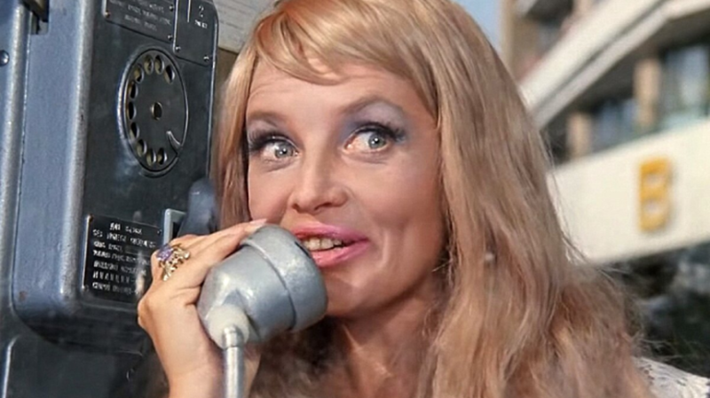 «Она не смогла перелезть через балкон»: как Гайдай обманул Крачковскую, и почему другие звезды «Ивана Васильевича» закончили жизнь трагически