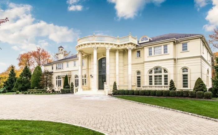 «Полгода не прокормишься»: почему Елена Малышева сворачивает бизнес в России, но скупает роскошные дворцы в США?