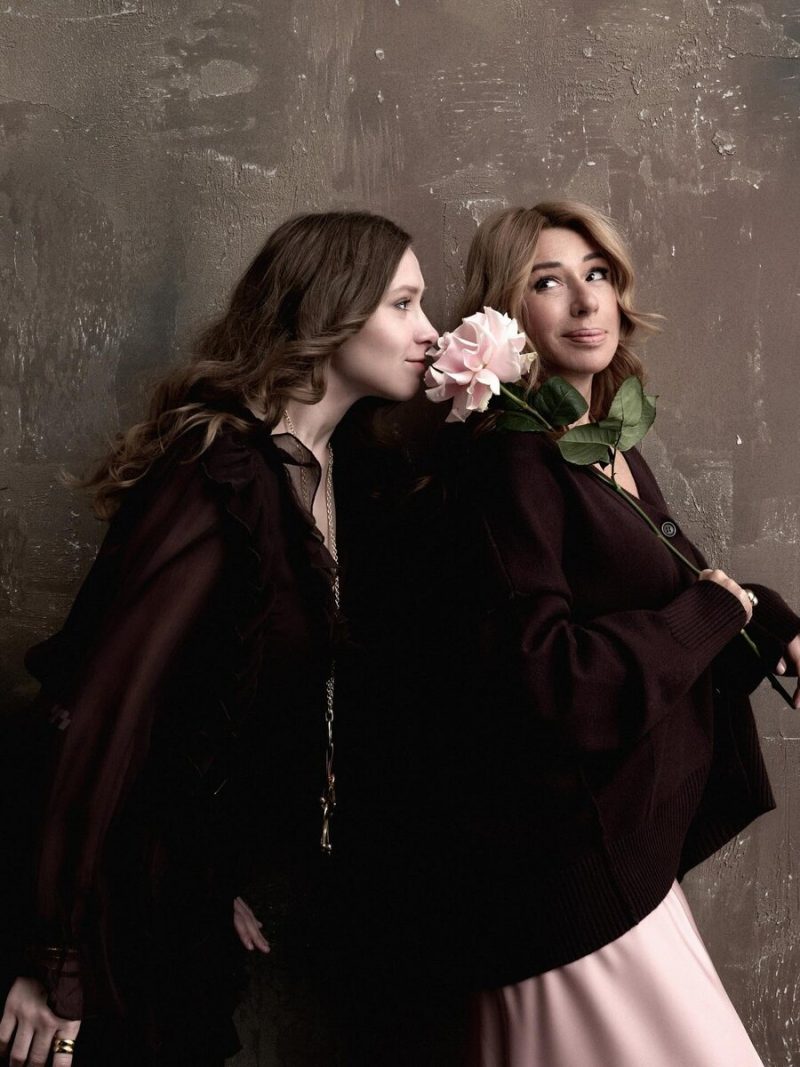 «Я её ждала 9 лет»: почему Алена Апина не смогла родить дочь, и как выглядит её 24-летняя копия отца