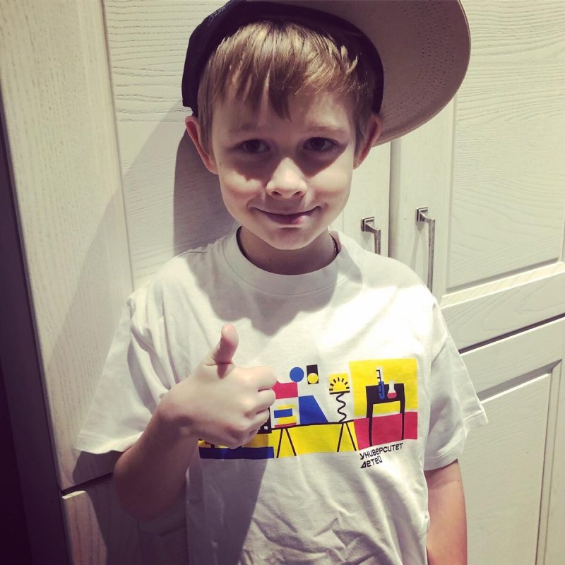 «Мой дом – моя крепость»: как 52-летняя Евгения Дмитриева, родившая детей после 39, утерла нос скептикам, прожив 14 лет с учеником моложе на 20 лет