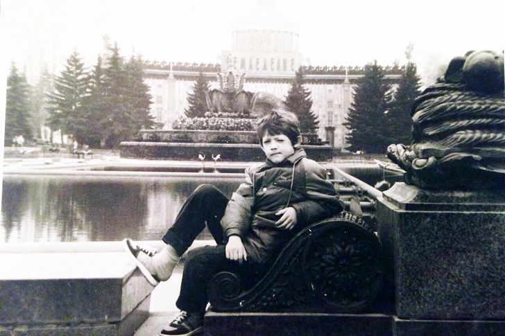 Детство Дениса было омрачено домашним насилием со стороны отчима