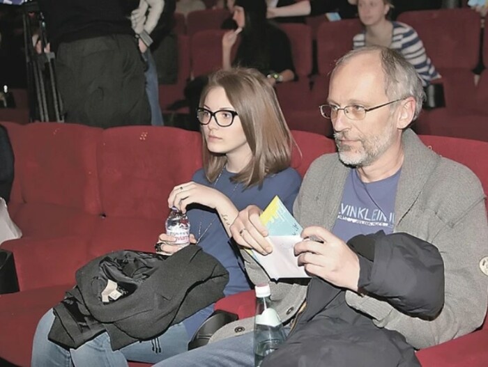 «Ей было 20, ему 58»: почему восточная красавица бросила Александра Гордона после рождения двух сыновей, и кто теперь новая жена телеведущего