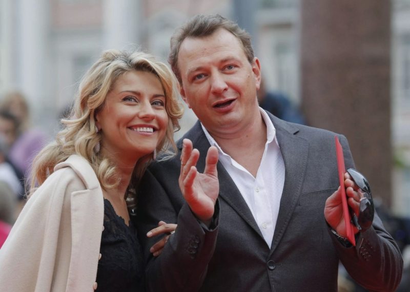 «Она сама виновата!»: как из-за ревности 40-летняя актриса стала жертвой домашнего насилия, а ее муж снова женился и развелся