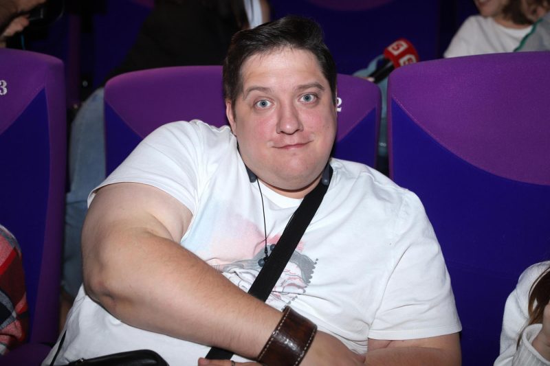 Жуткое признание родных: чем на самом деле болел звезда “Полицейского с Рублевки” и почему о болезни Попова молчали до прощания с ним