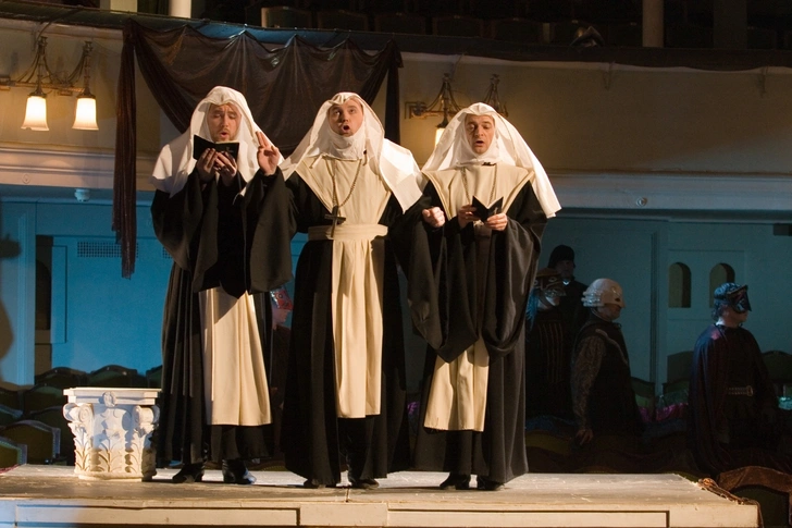 С 2006-го актер выступал в Российском академическом молодежном театре