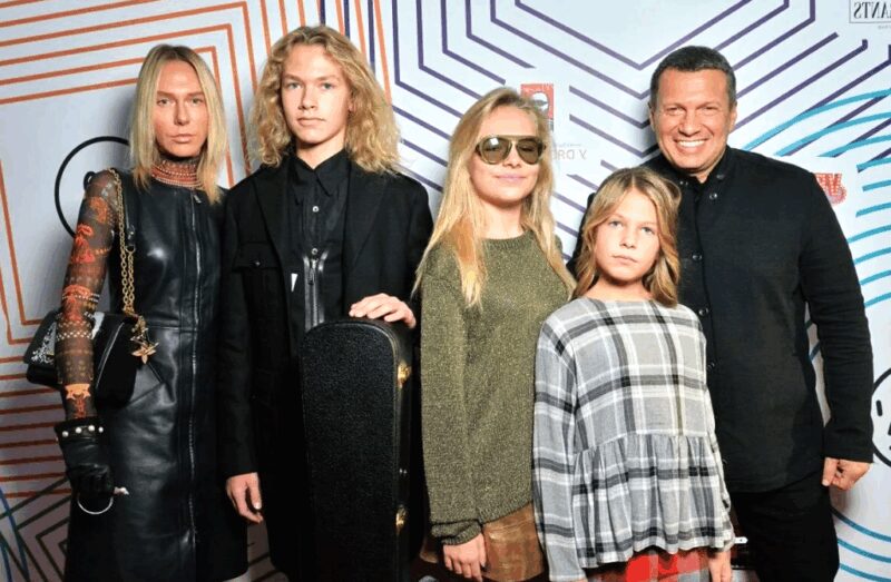 «Он не просто бунтарь, а творческая личность»: почему сын Владимира Соловьева живет в Лондоне и красит ногти в черный