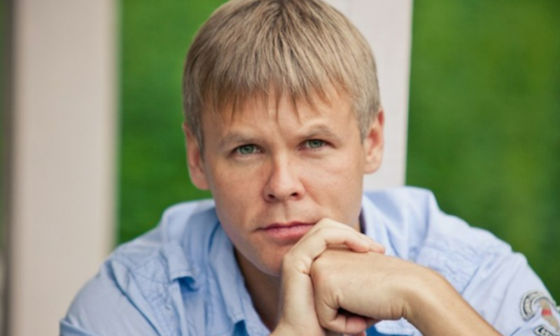 «Ей нельзя было ходить на работу»: почему актер Илья Соколовский 26 лет живет с женой, которую впервые увидел Снегурочкой