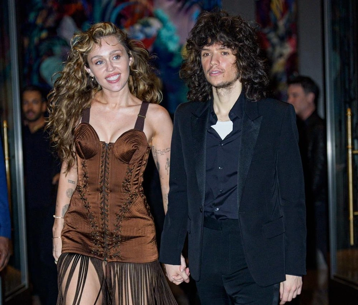 Макс не только поддерживает артистку как женщину, но и помогает ей в творчестве