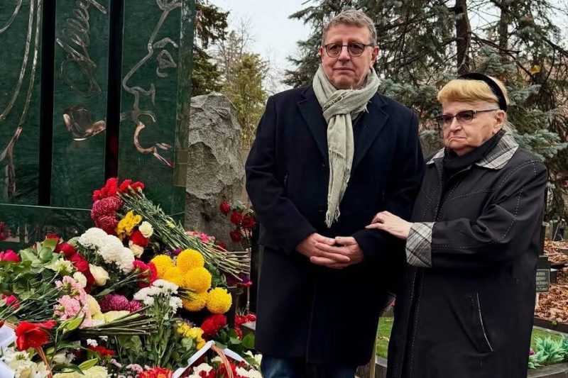 «Он бы сказал „нормально“»: сын Александра Ширвиндта объяснил, почему закрыл комментарии к посту об открытии памятника отцу