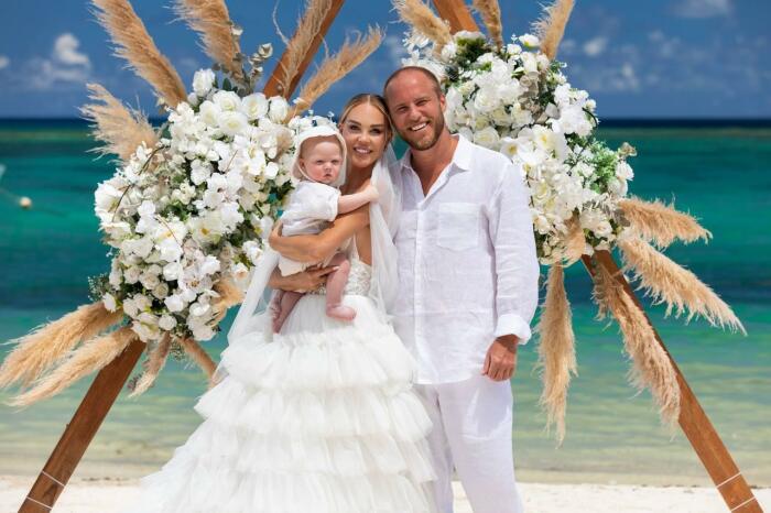 «Жениться можно сколько угодно раз»: кто из звёзд тайно вышел замуж в этом году, а кто повторил клятвы спустя годы?