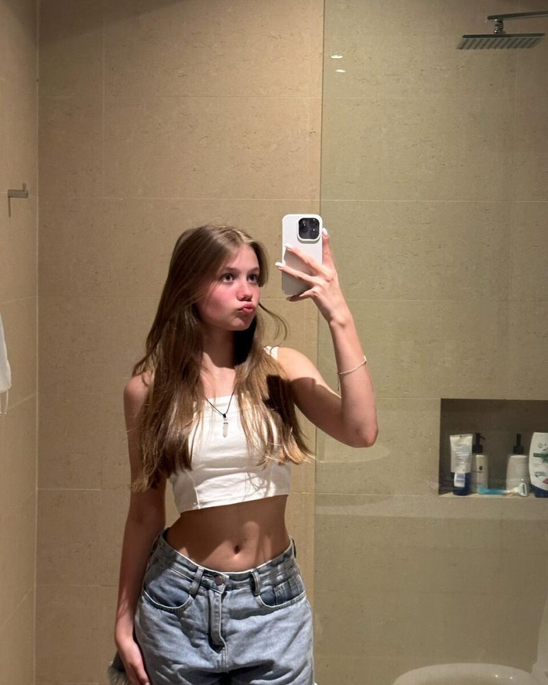 «Не смогла привыкнуть к фамилии отца»: почему дочь Татьяны Арнтгольц, 16 лет, взяла фамилию матери, а дочь Ольги — точная копия отца