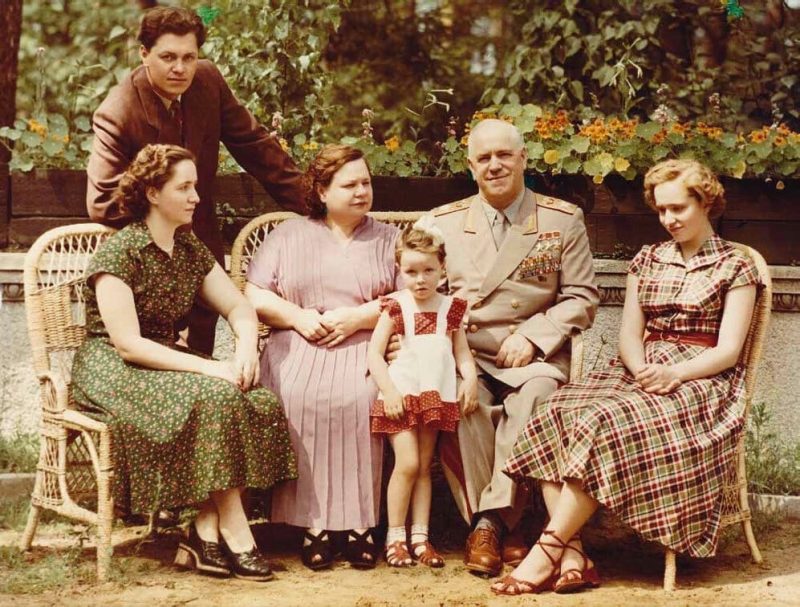 «Ей не нужен был сын!»: почему у маршала Жукова не сложились отношения с дочерью, а правнук выбрал путь предка?