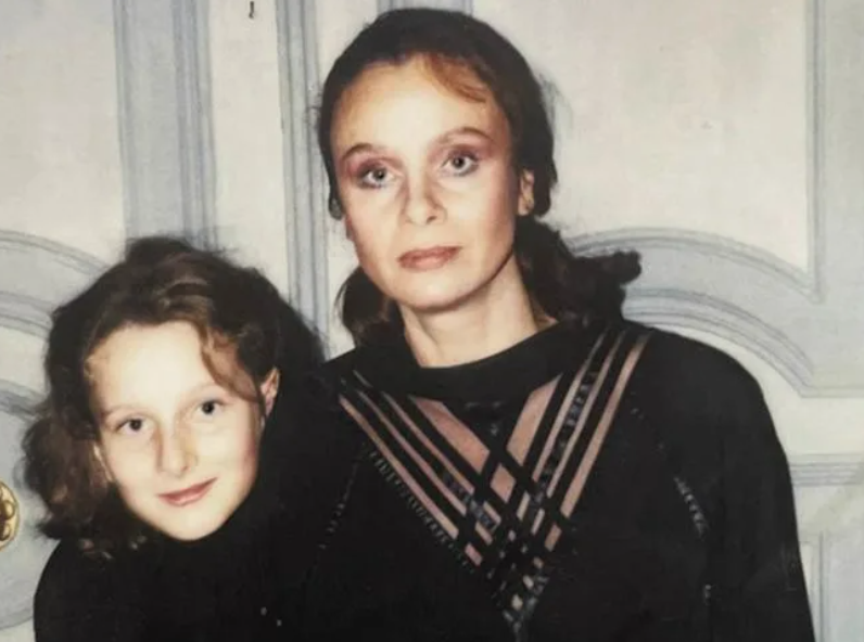 «Мне казалось, я недостойна родителей»: как дочь Любови Полищук, сыгравшая Раневскую, прошла через боль развода и нашла счастье спустя 23 года