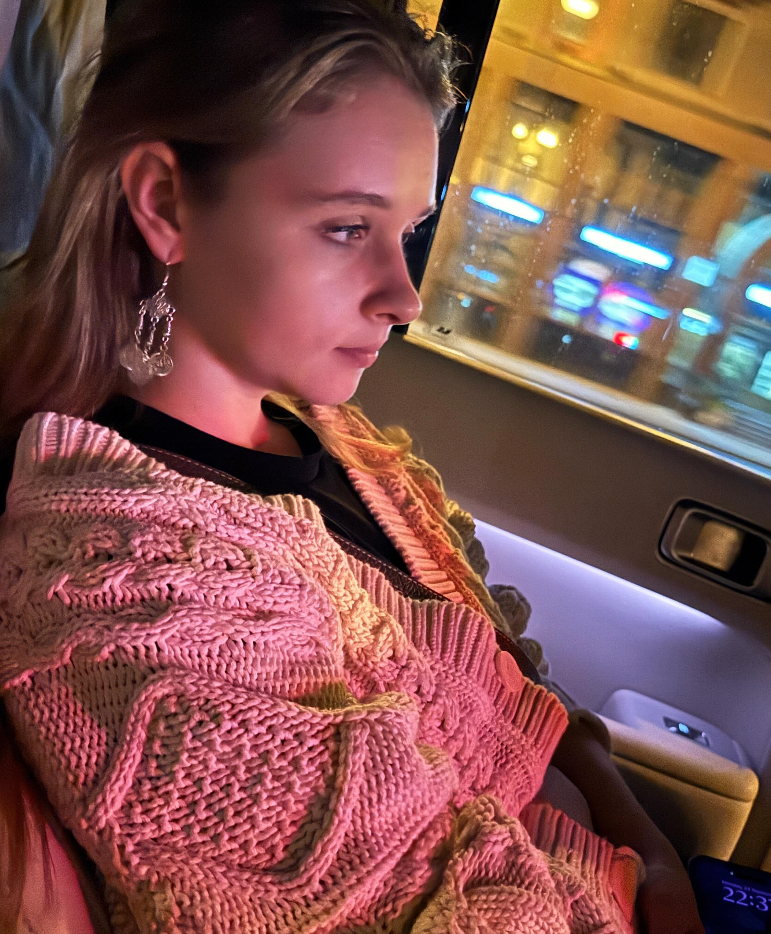 «Он ушел к другой? Я не знаю, к какой!»: кто разрушил брак Александры Урсуляк и Александра Голубева после рождения двух дочерей