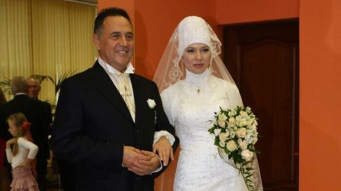 «Он потерял покой»: почему звезда хита «Любовь настала» бросил жену после 25 лет брака ради 22-летней официантки