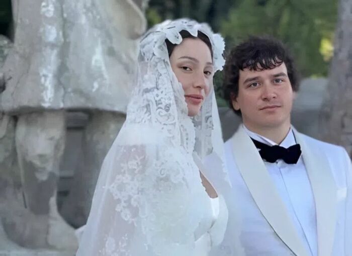 «Жениться можно сколько угодно раз»: кто из звёзд тайно вышел замуж в этом году, а кто повторил клятвы спустя годы?