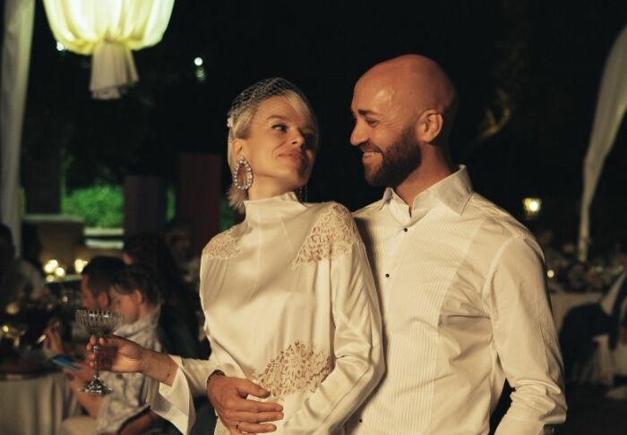 «Жениться можно сколько угодно раз»: кто из звёзд тайно вышел замуж в этом году, а кто повторил клятвы спустя годы?