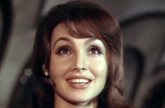 76 лет, цветные волосы и новый роман: как сейчас живет вдова Караченцова