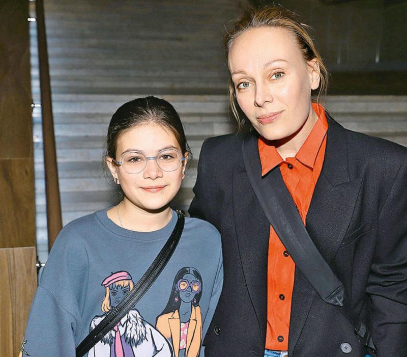 «Не хочу, чтобы мощный ум ушёл в мою профессию»: как сложились судьбы дочерей 45-летней Ольги Ломоносовой?