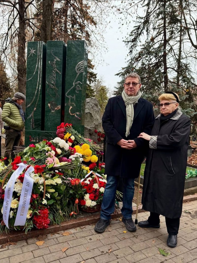 «Он бы сказал „нормально“»: сын Александра Ширвиндта объяснил, почему закрыл комментарии к посту об открытии памятника отцу