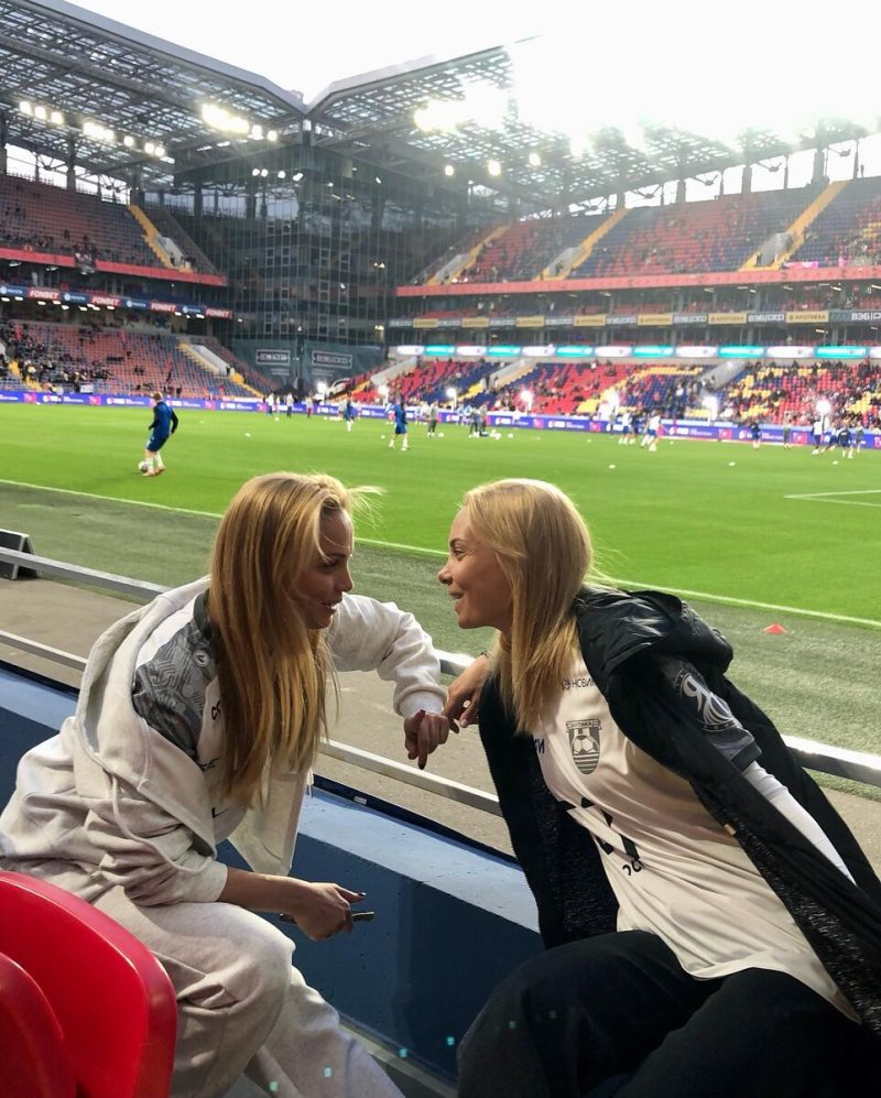 «Не смогла привыкнуть к фамилии отца»: почему дочь Татьяны Арнтгольц, 16 лет, взяла фамилию матери, а дочь Ольги — точная копия отца