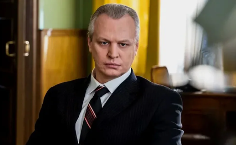 «Ему пророчили смерть в роддоме, а он чуть не выпрыгнул из окна»: почему звезда «Дальнобойщиков» до сих пор ездит на метро, а его дочери – копия жены