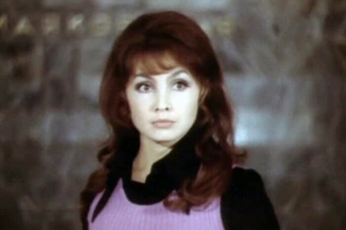 76 лет, цветные волосы и новый роман: как сейчас живет вдова Караченцова