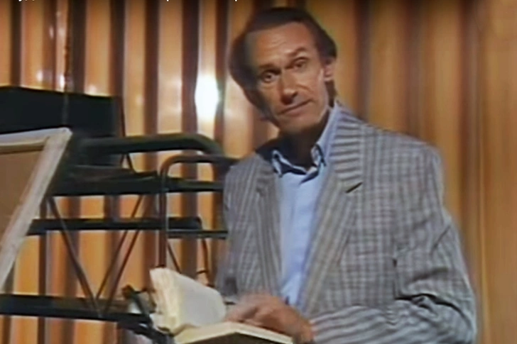 Писатель впервые вышел на сцену в 38 на шоу «Вокруг смеха»