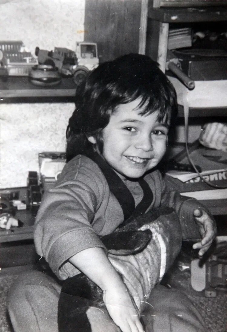 «Он сам не стремился быть полноценным отцом» : почему сын Виктора Цоя 30 лет избегал фамилии легендарного отца и как сейчас выглядит его дочь