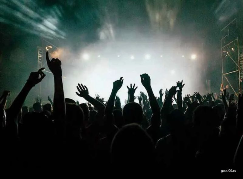 «Это настоящий кайф, а не ирония»: почему 90-е снова в тренде у зумеров и кто из звёзд собирает полные залы?