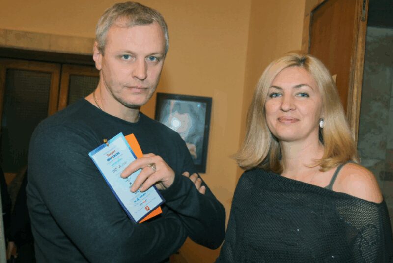 «Ему пророчили смерть в роддоме, а он чуть не выпрыгнул из окна»: почему звезда «Дальнобойщиков» до сих пор ездит на метро, а его дочери – копия жены