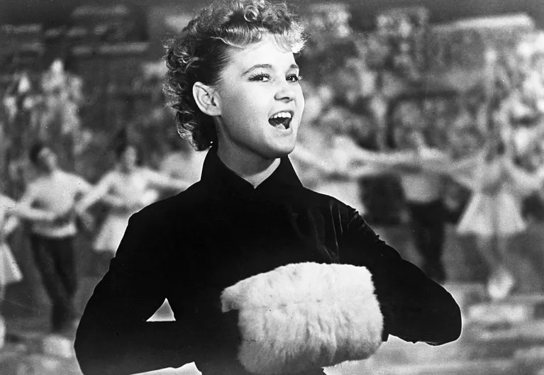 «Молниеносно отщелкал пуговицы бюстгальтера»: Никита Михалков рассказал о запретной сцене с Людмилой Гурченко в «Сибириаде»