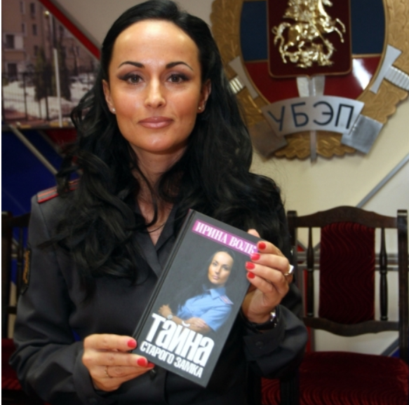 «Это не имеет никакого отношения к деловому дресс-коду»: как внешность Ирины Волк провоцирует скандалы и почему ей достались генеральские звёзды?