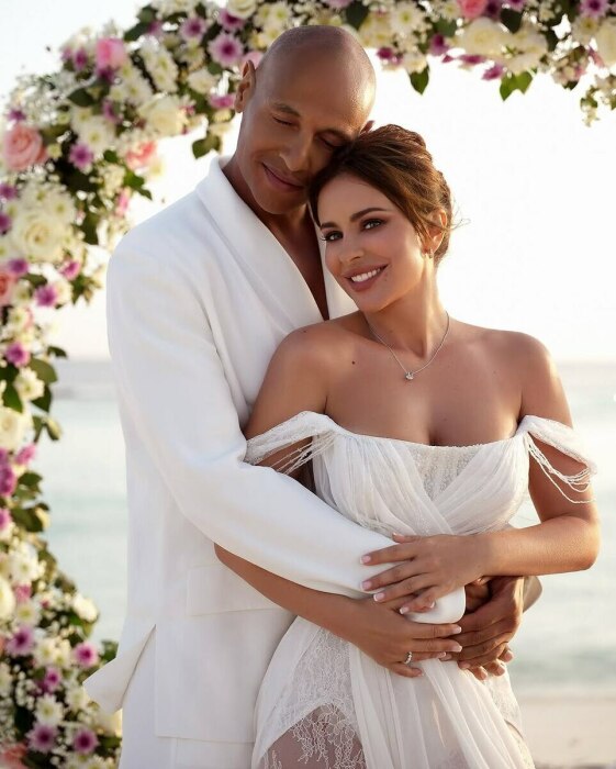 «Жениться можно сколько угодно раз»: кто из звёзд тайно вышел замуж в этом году, а кто повторил клятвы спустя годы?