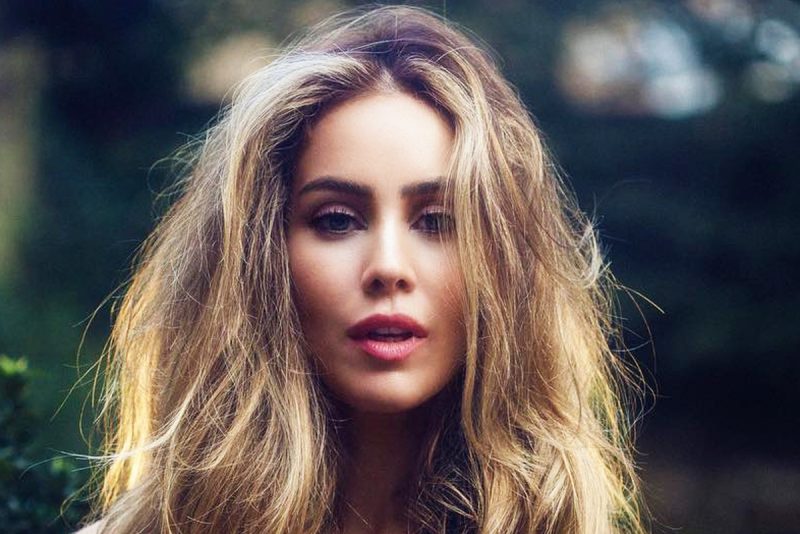 «Меньше сна, больше любви»: 45-летняя звезда «Игры престолов» Роксана Макки впервые стала мамой двойняшек