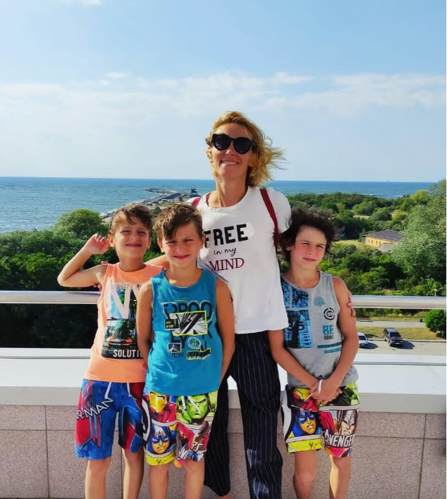 «Я просто не могла выбрать, кто из них достоин жить»: как звезда «Глухаря» Мария Болтнева вынесла тройню, но осталась без мужа